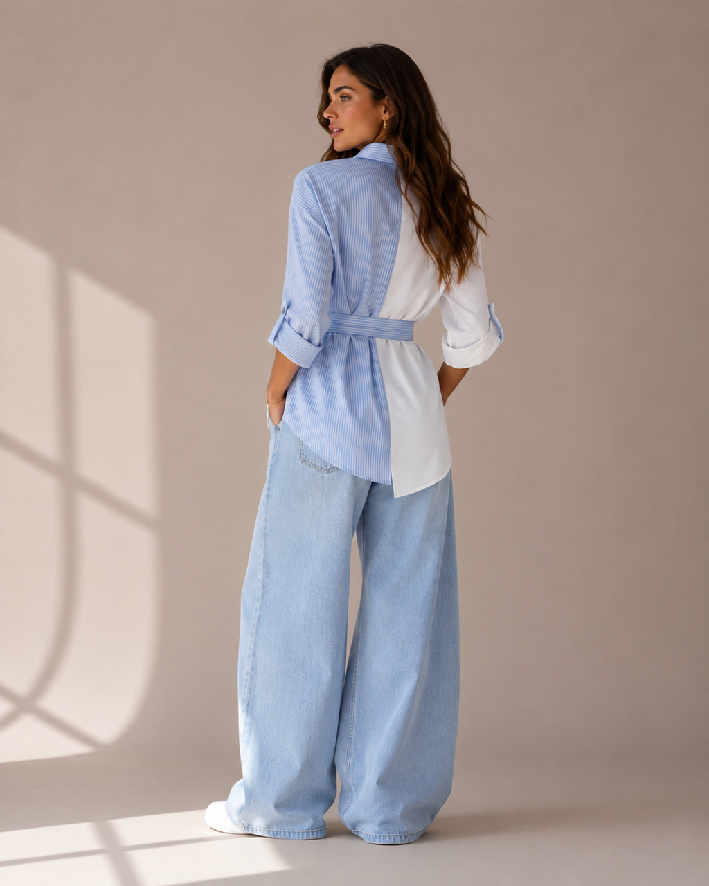 Camisa Bicolor Asimétrica con Lazo + Jeans Wide Leg Denim Claro | Look Veraniego Elegante