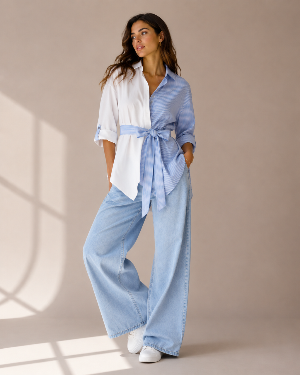 Camisa Bicolor Asimétrica con Lazo + Jeans Wide Leg Denim Claro | Look Veraniego Elegante