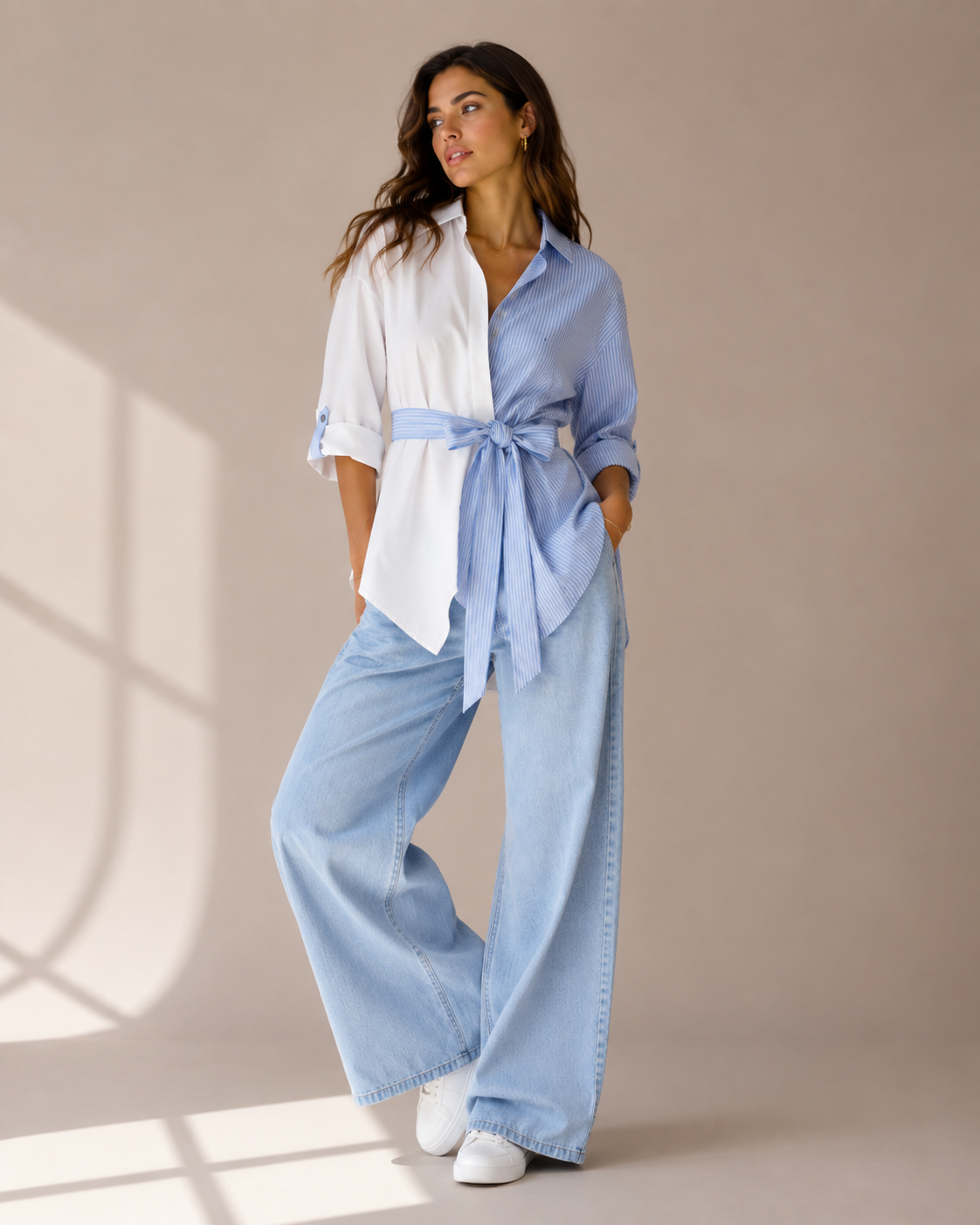 Camisa Bicolor Asimétrica con Lazo + Jeans Wide Leg Denim Claro | Look Veraniego Elegante