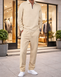 Conjunto de hombre compuesto por sudadera de punto gofre y pantalón recto.