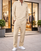 Conjunto de hombre compuesto por sudadera de punto gofre y pantalón recto.
