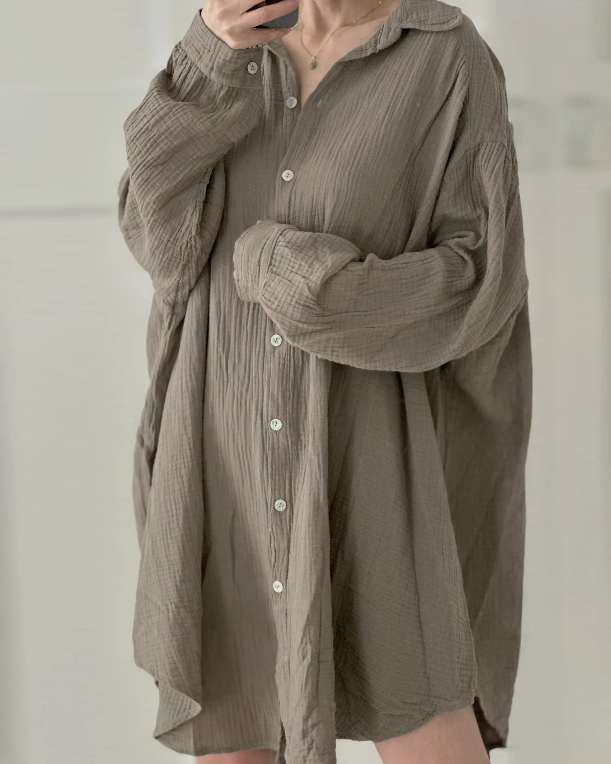 Blusa de muselina, larga, oversize, gris pardo.
