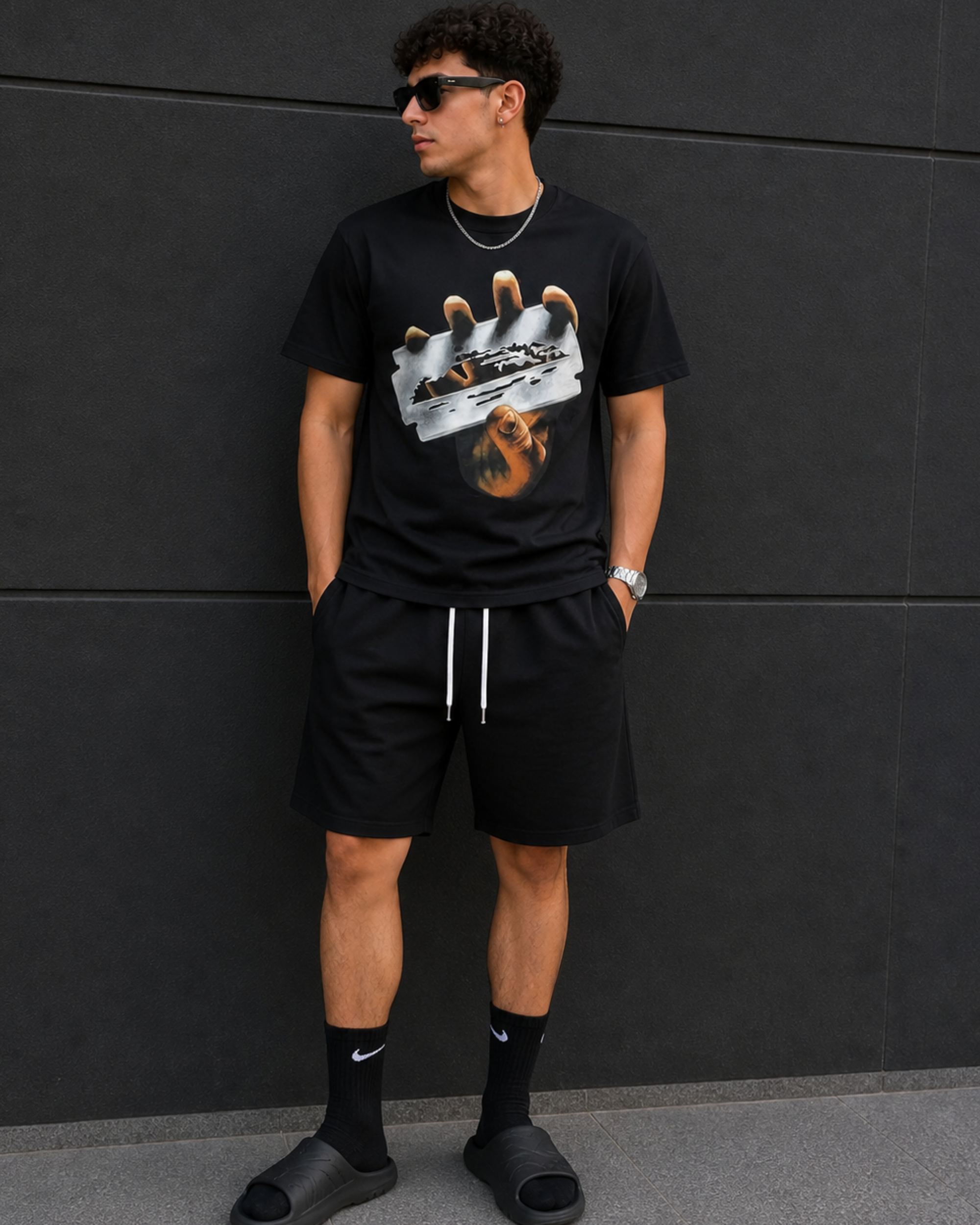 Camiseta negra con logo