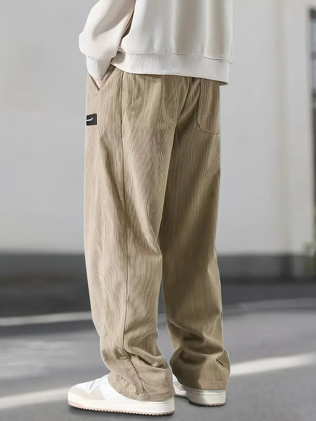 Pantalón de hombre , con cordón y bolsillos.