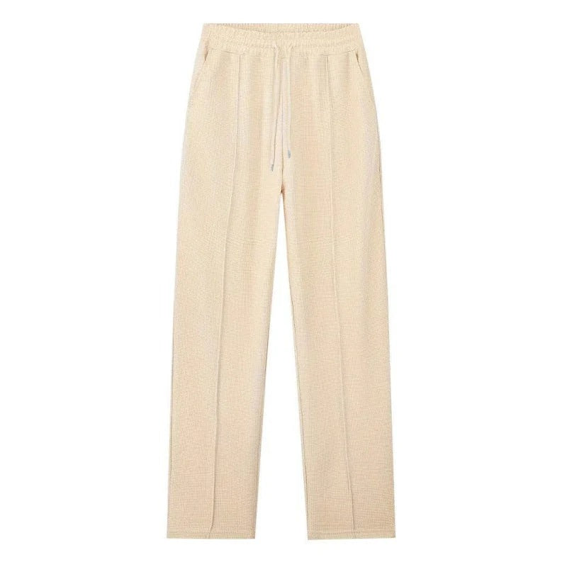 Conjunto de hombre compuesto por sudadera de punto gofre y pantalón recto.