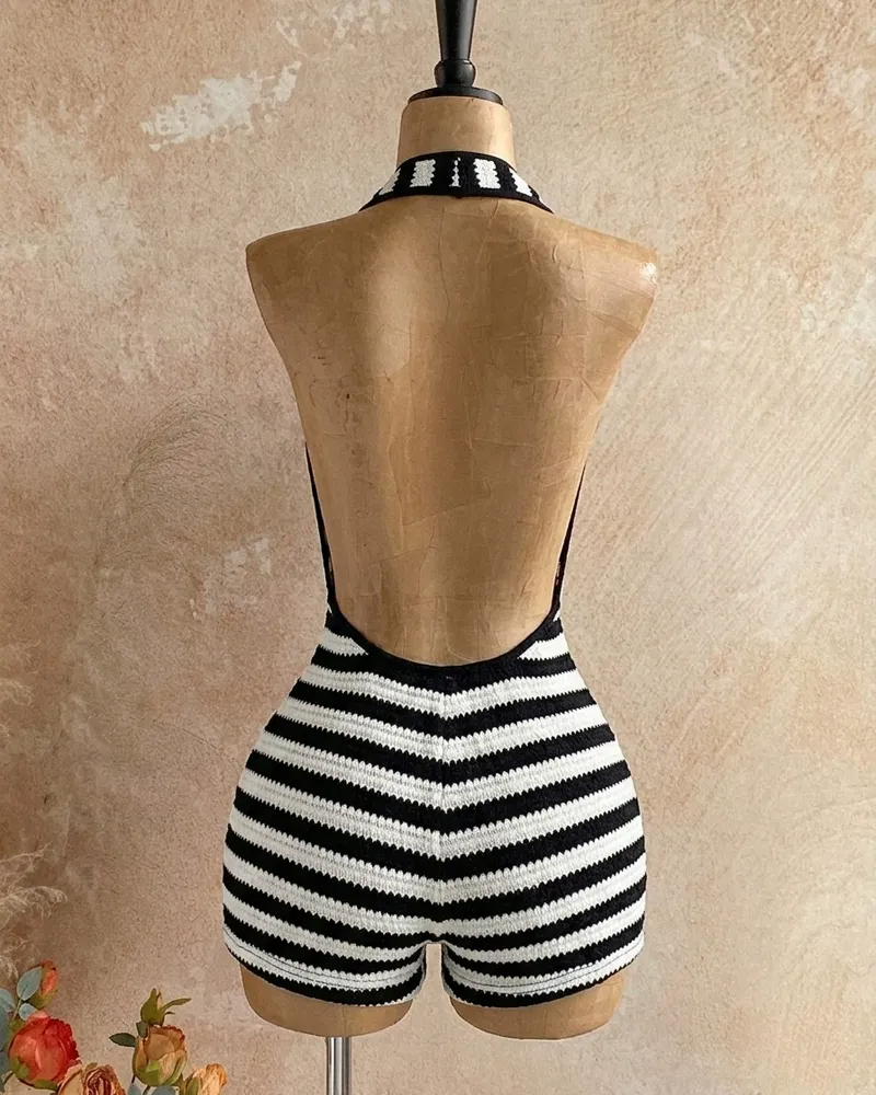 Mono corto sin espalda con escote halter y estampado de rayas