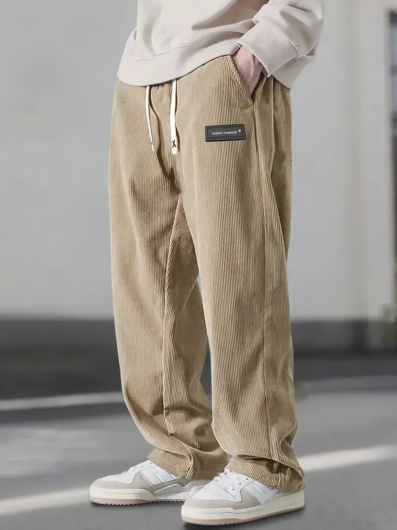 Pantalón de hombre , con cordón y bolsillos.
