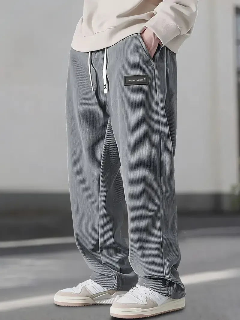 Pantalón de hombre , con cordón y bolsillos.