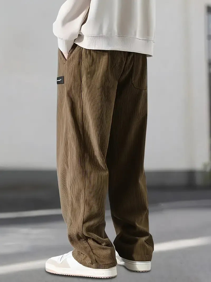 Pantalón de hombre , con cordón y bolsillos.