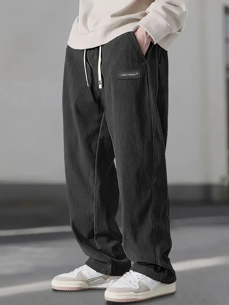 Pantalón de hombre , con cordón y bolsillos.