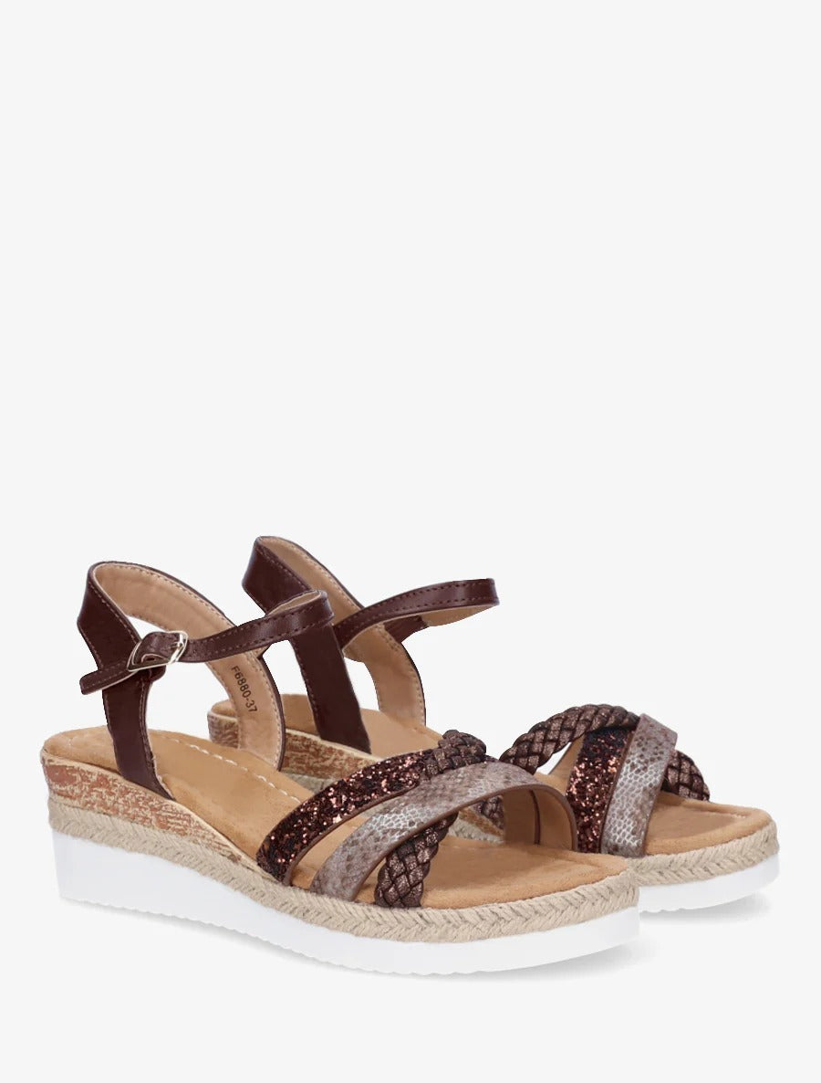 Sandalias de cuña con tiras brillantes y elegantes