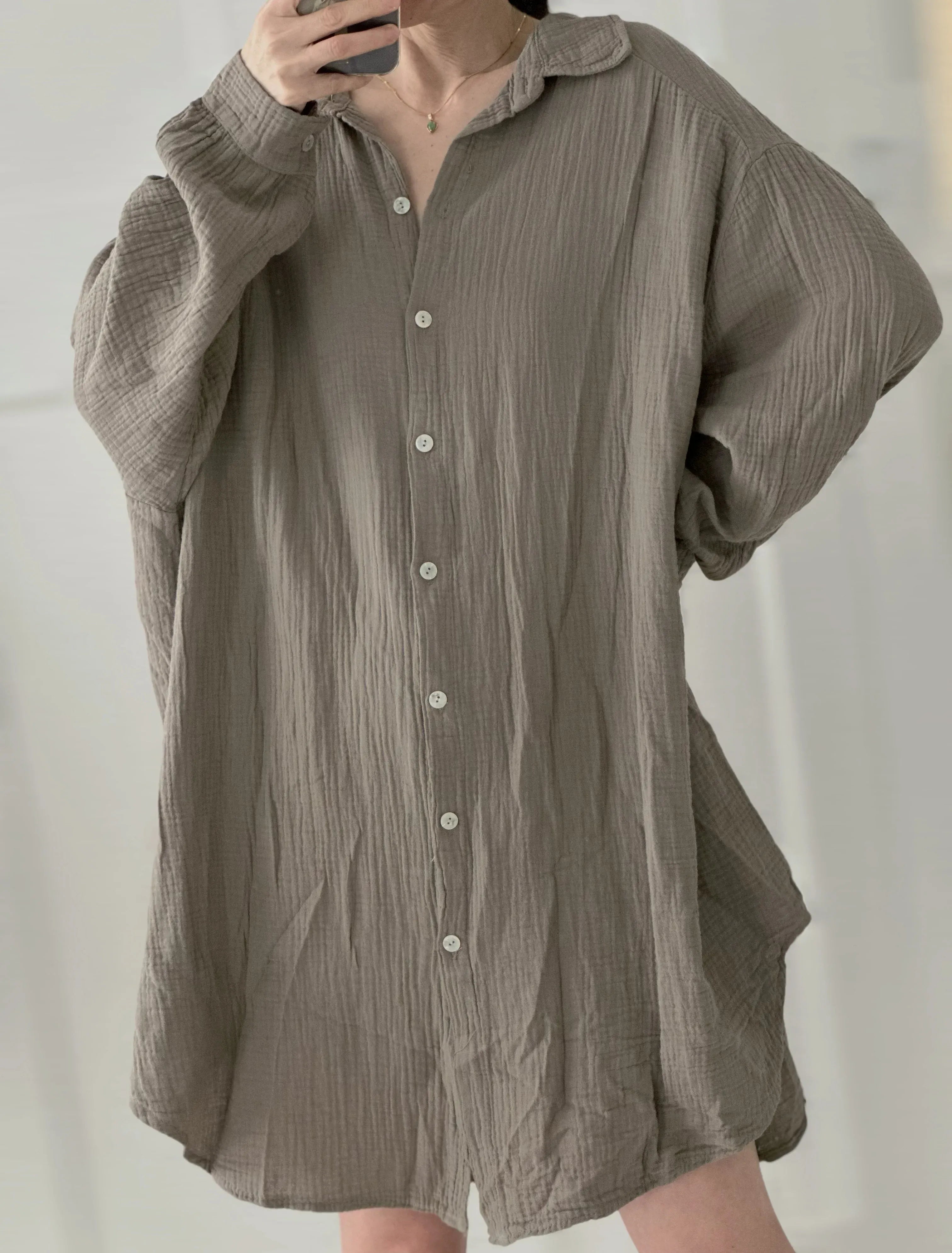 Blusa de muselina, larga, oversize, gris pardo.