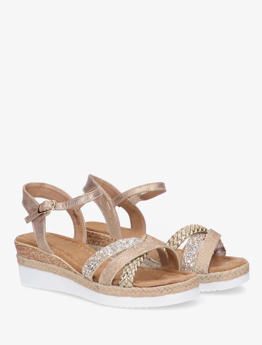 Sandalias de cuña con tiras brillantes y elegantes