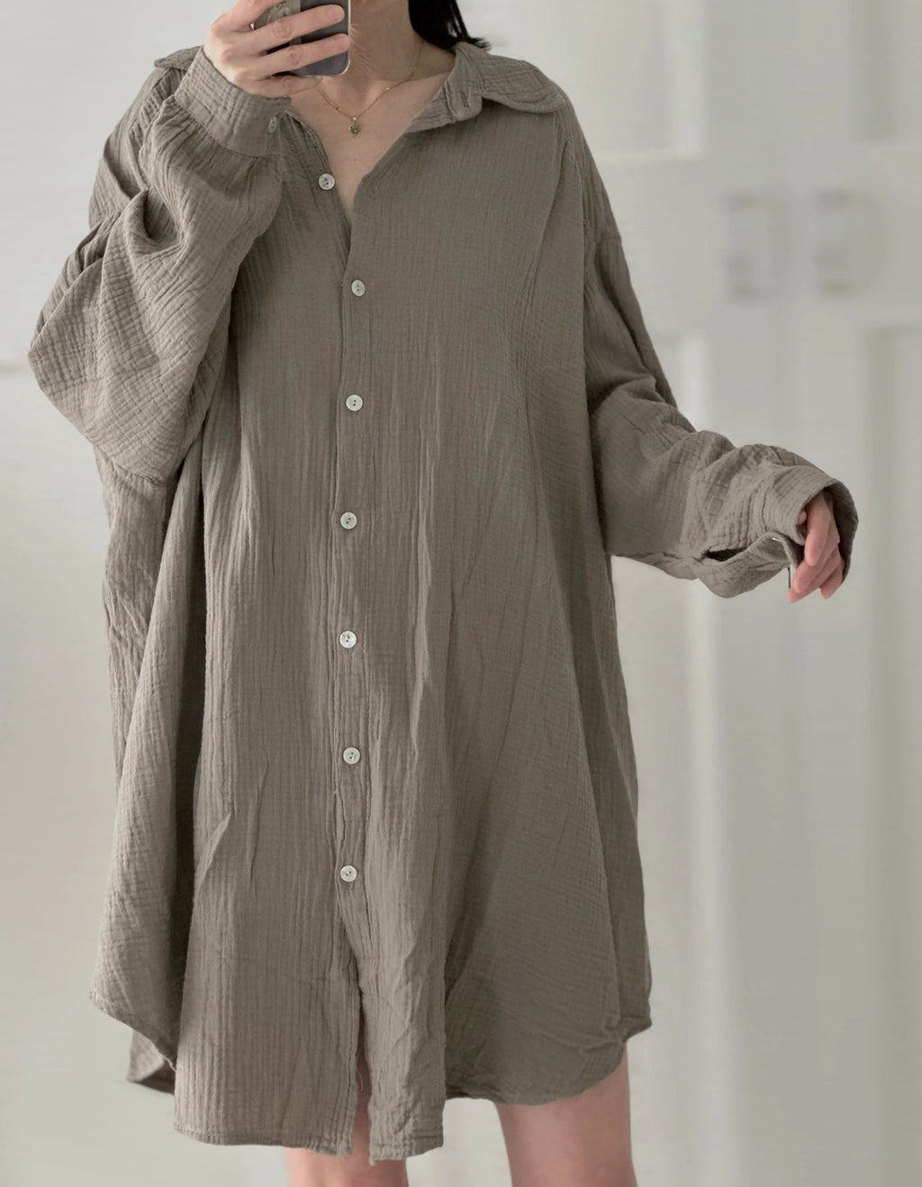 Blusa de muselina, larga, oversize, gris pardo.