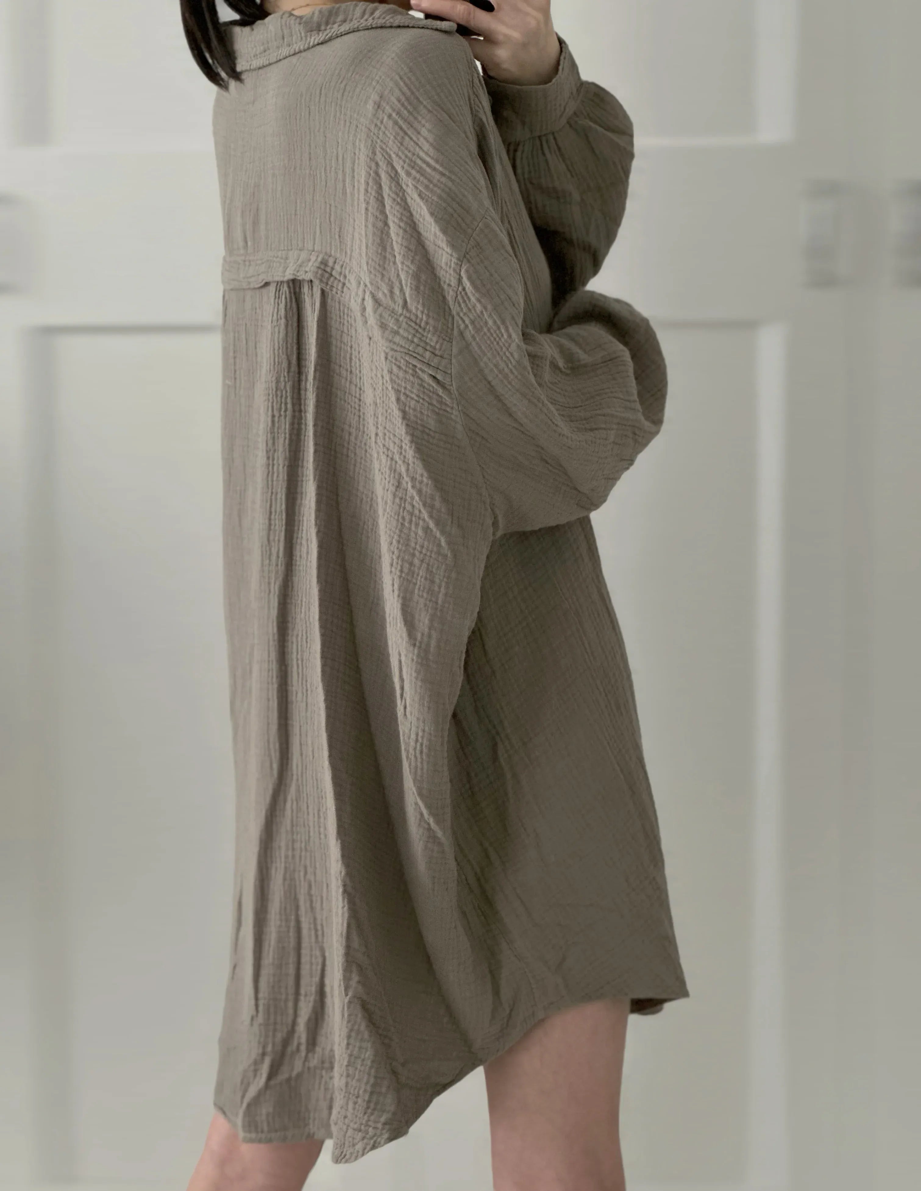 Blusa de muselina, larga, oversize, gris pardo.