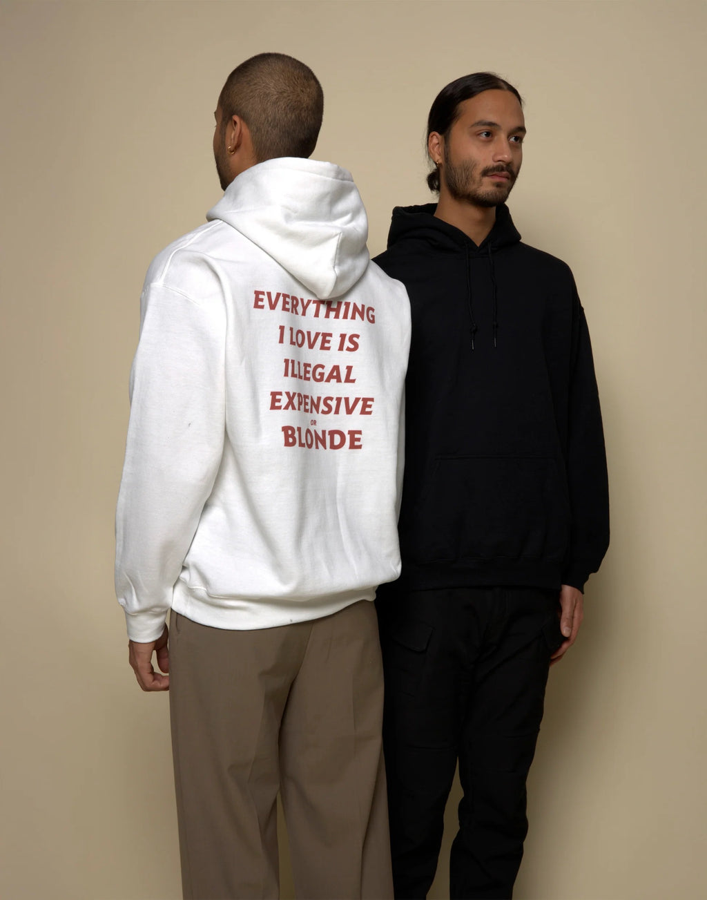 TODO LO QUE AMO ES ILEGAL, CARO O RUBIO - SUDADERA CON CAPUCHA
