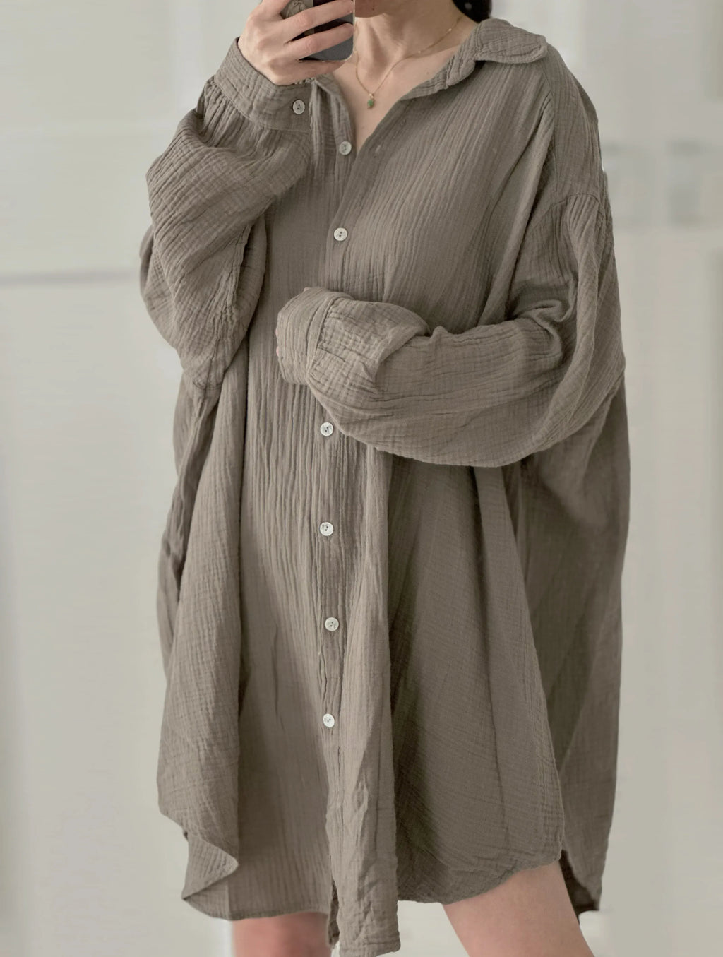 Blusa de muselina, larga, oversize, gris pardo.