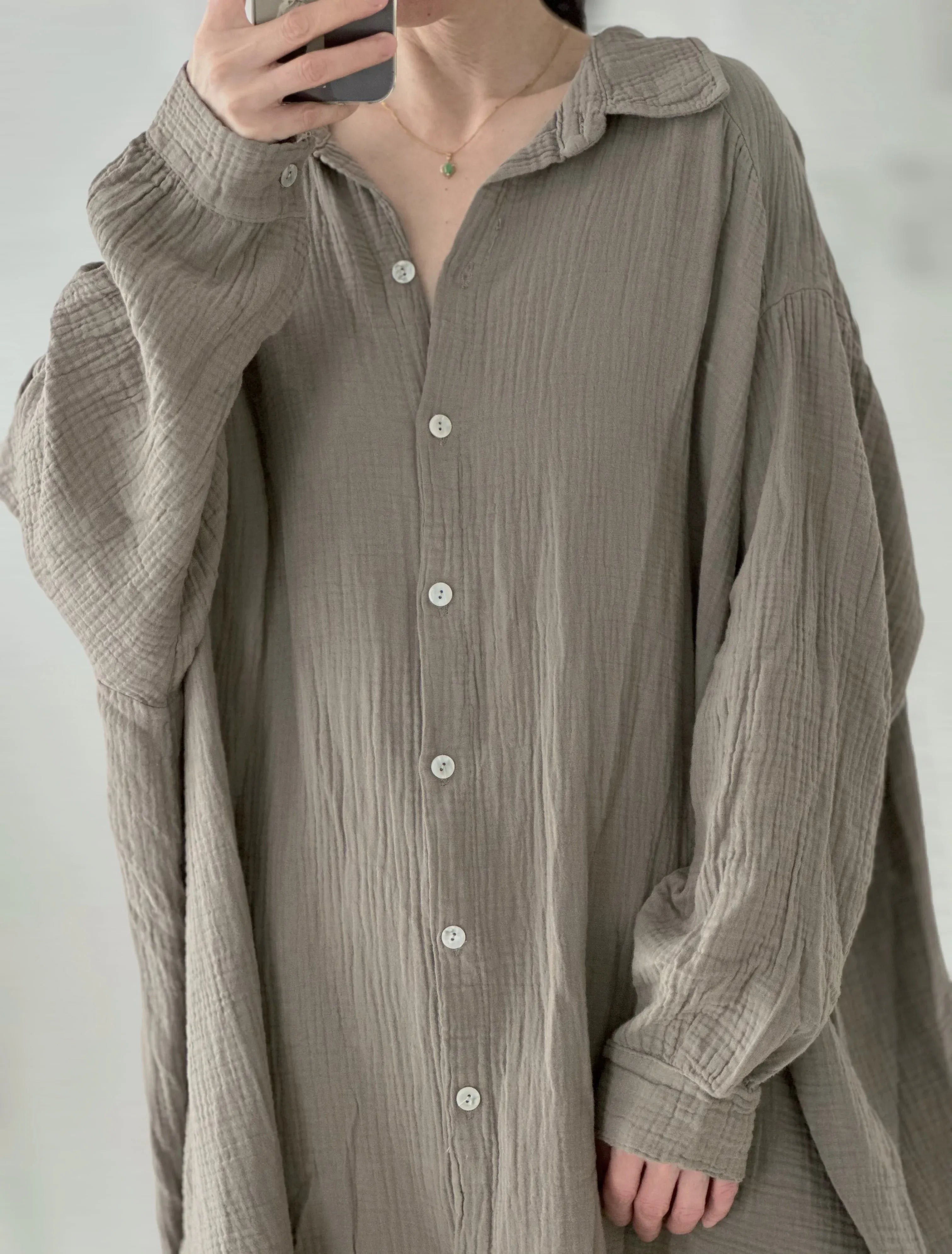 Blusa de muselina, larga, oversize, gris pardo.