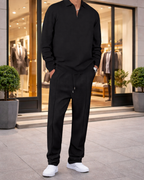 Conjunto de hombre compuesto por sudadera de punto gofre y pantalón recto.