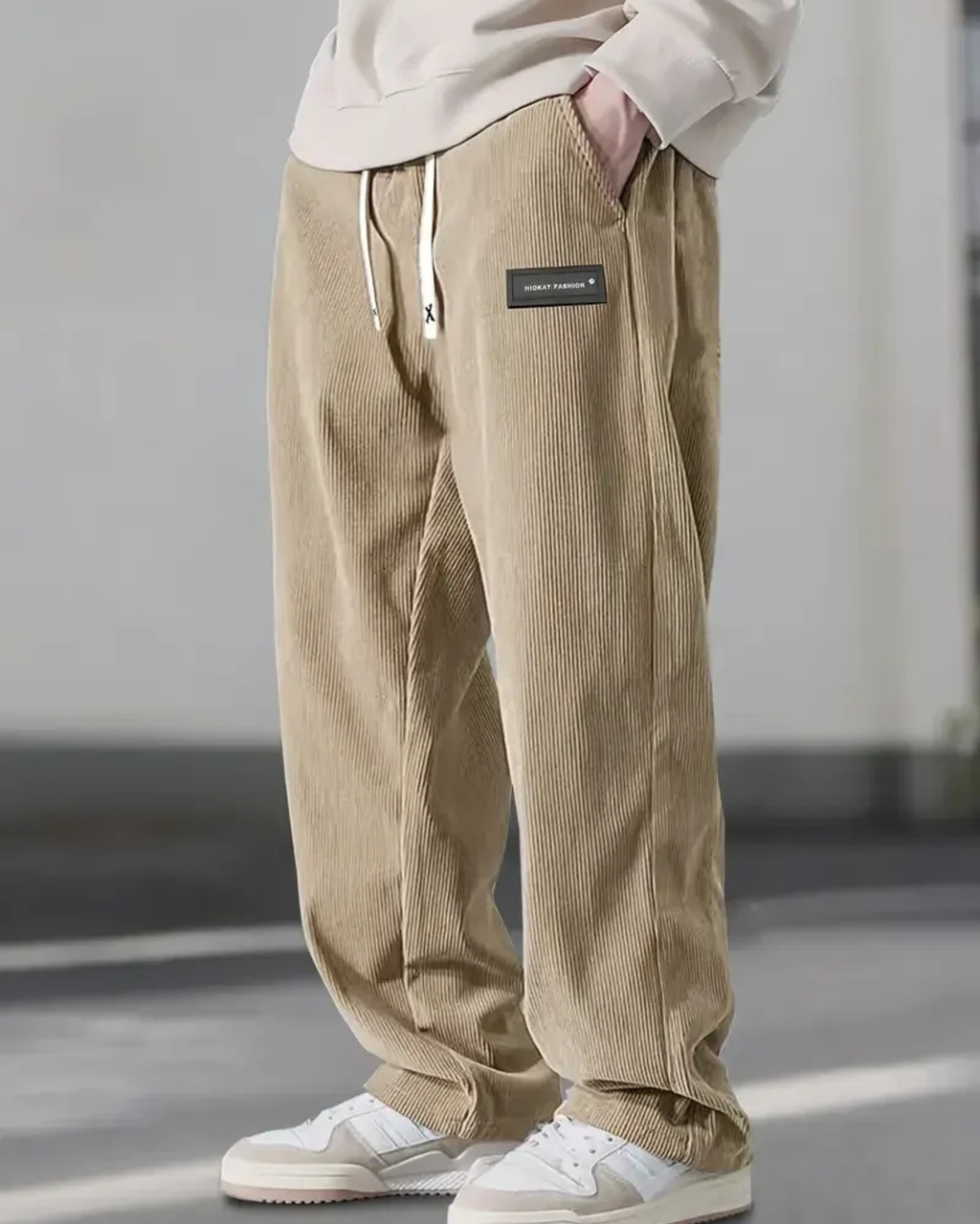 Pantalón de hombre , con cordón y bolsillos.