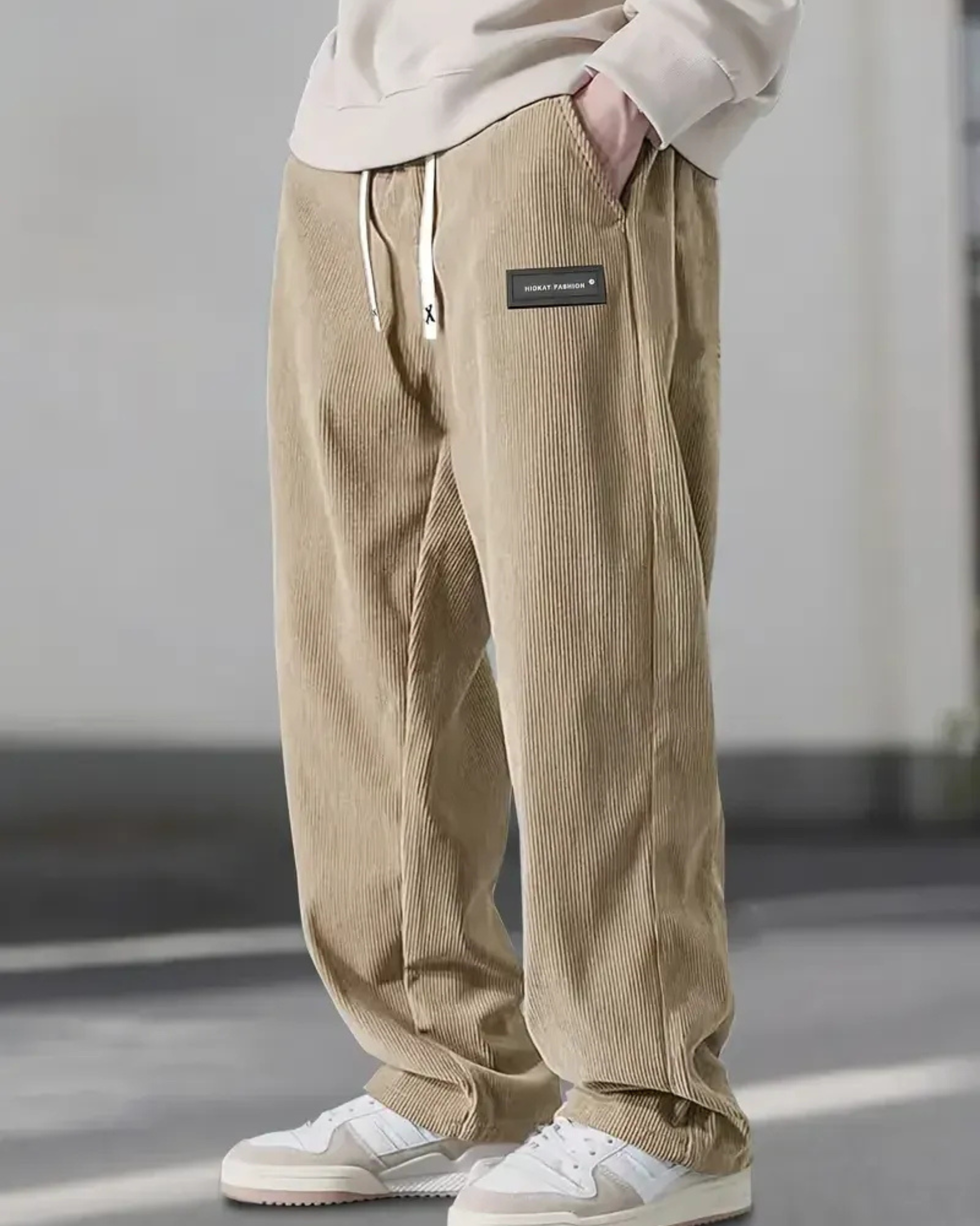 Pantalón de hombre , con cordón y bolsillos.
