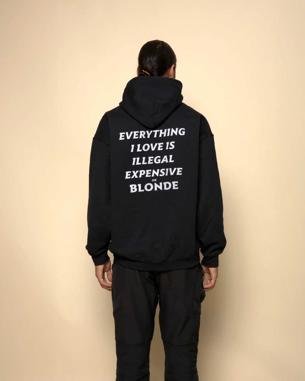 TODO LO QUE AMO ES ILEGAL, CARO O RUBIO - SUDADERA CON CAPUCHA